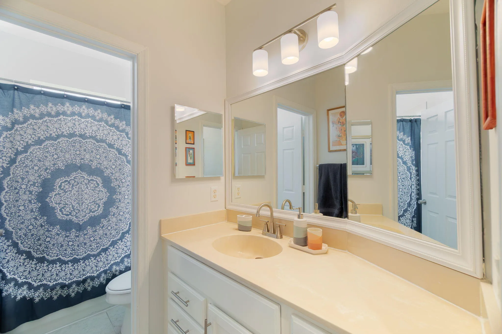Upstairs shared full bathroom