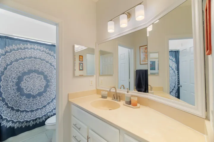 Upstairs shared full bathroom
