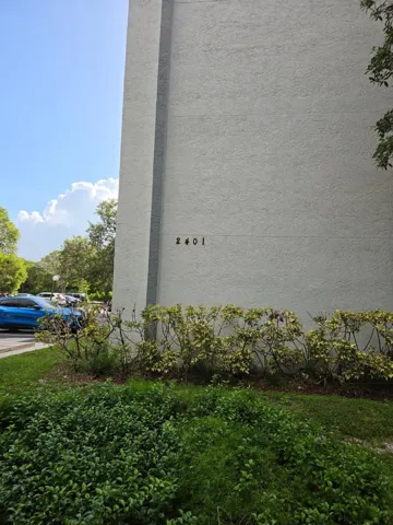 2401 RIVERSIDE APT 306 BUILDING