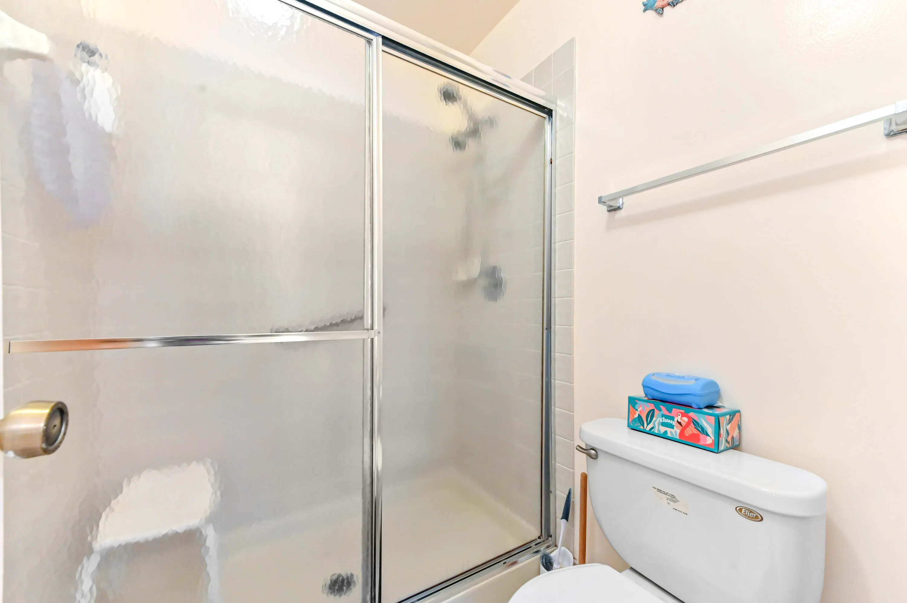 28 Bathroom 01