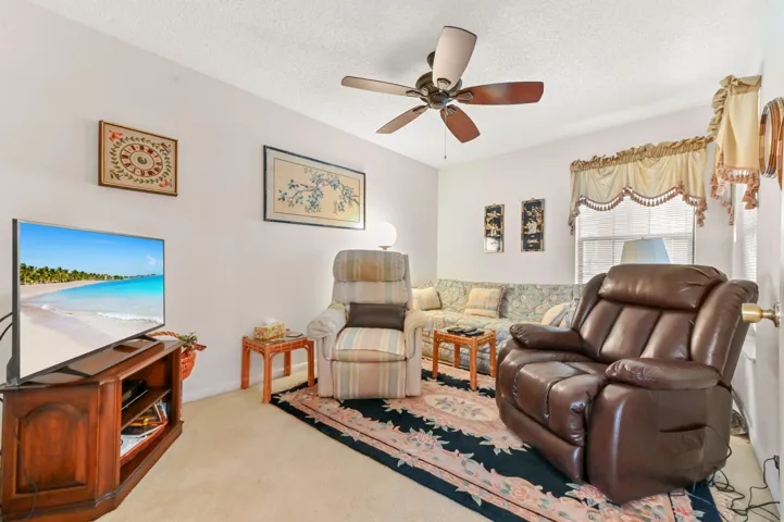 17 Family room 01