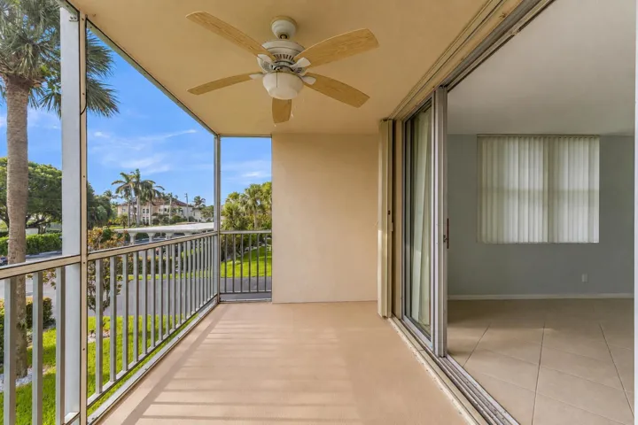 Sunny Tropical Screened Balcony w fan