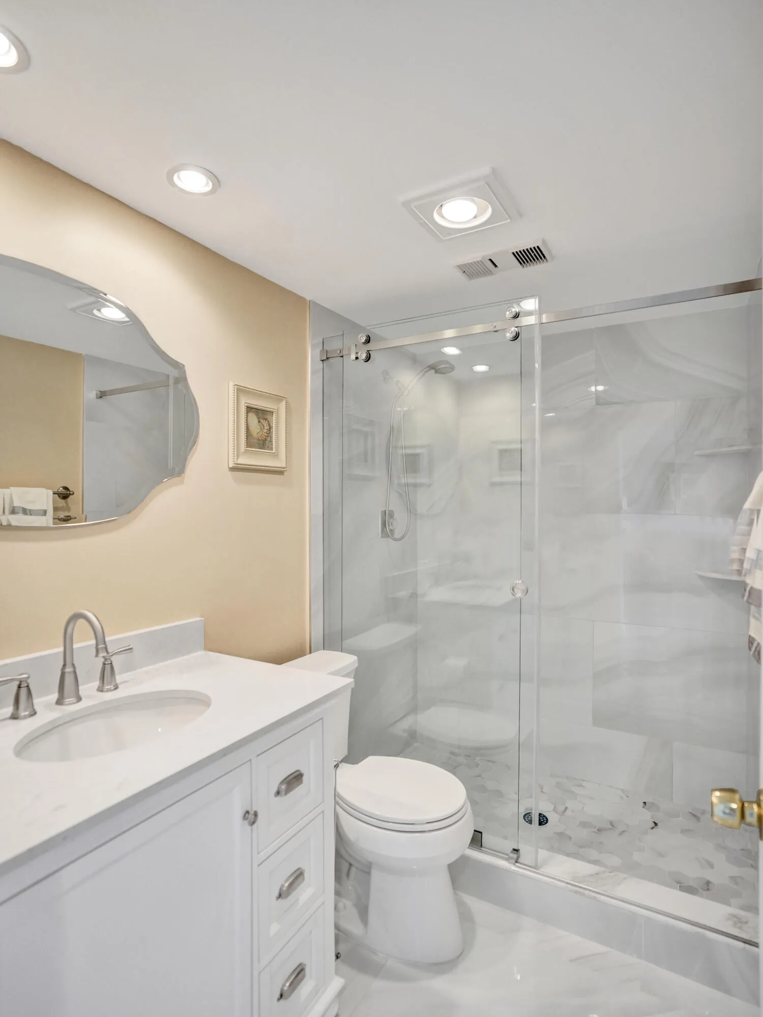 Guest​​‌​​​​‌​​‌‌​‌‌​​​‌‌​‌​‌​‌​​​‌​​ Bathroom