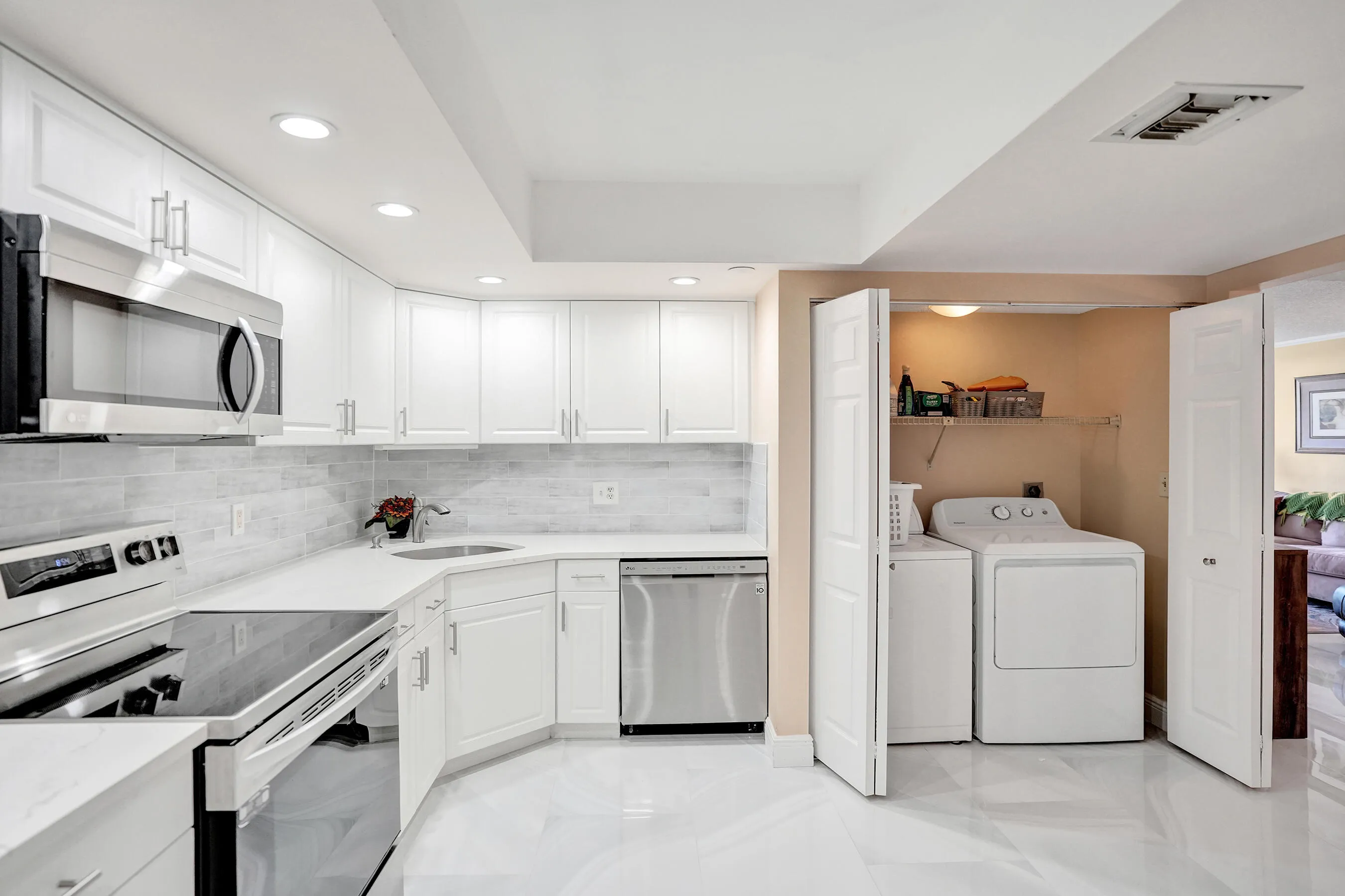 Kitchen - Full-Size Washer Dryer