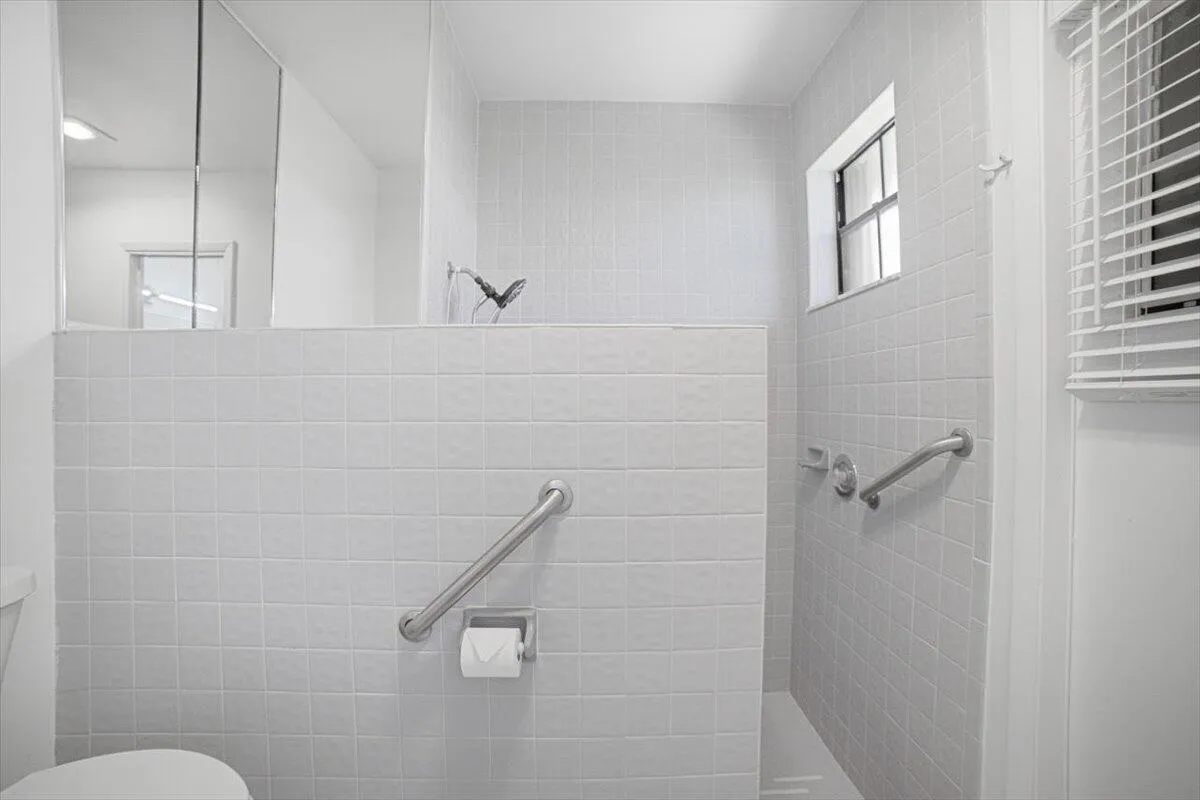 24-Bedroom1-Bathroom