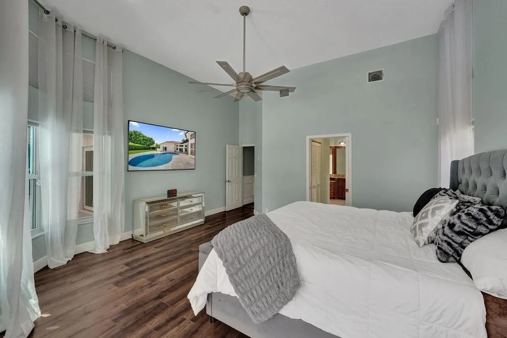 Primary w/12' Ceilings