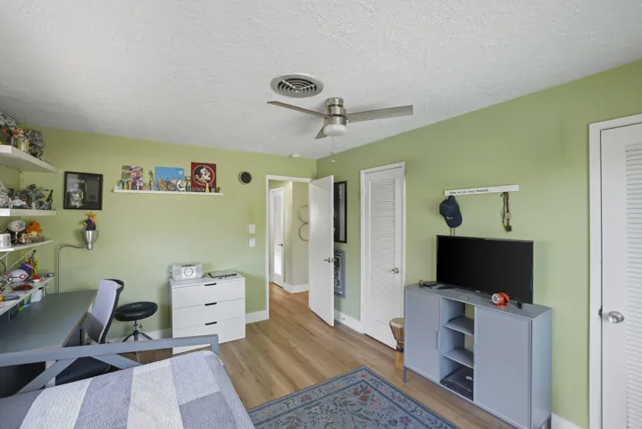2332 NE 17th Ter - 48.jpg-SMALL