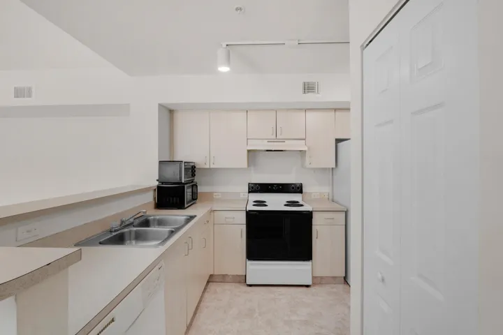 520 SW 111th Ave U301-9