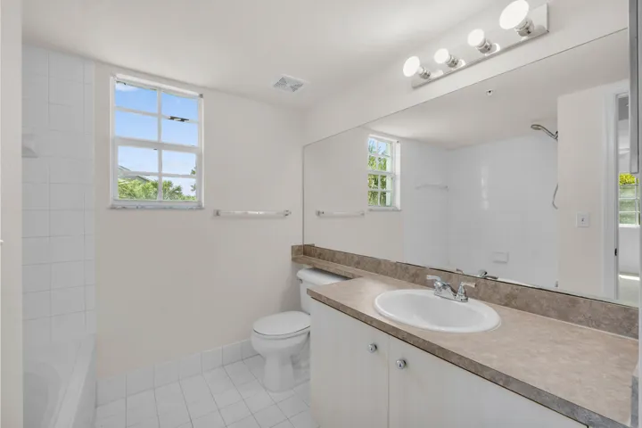 520 SW 111th Ave U301-4