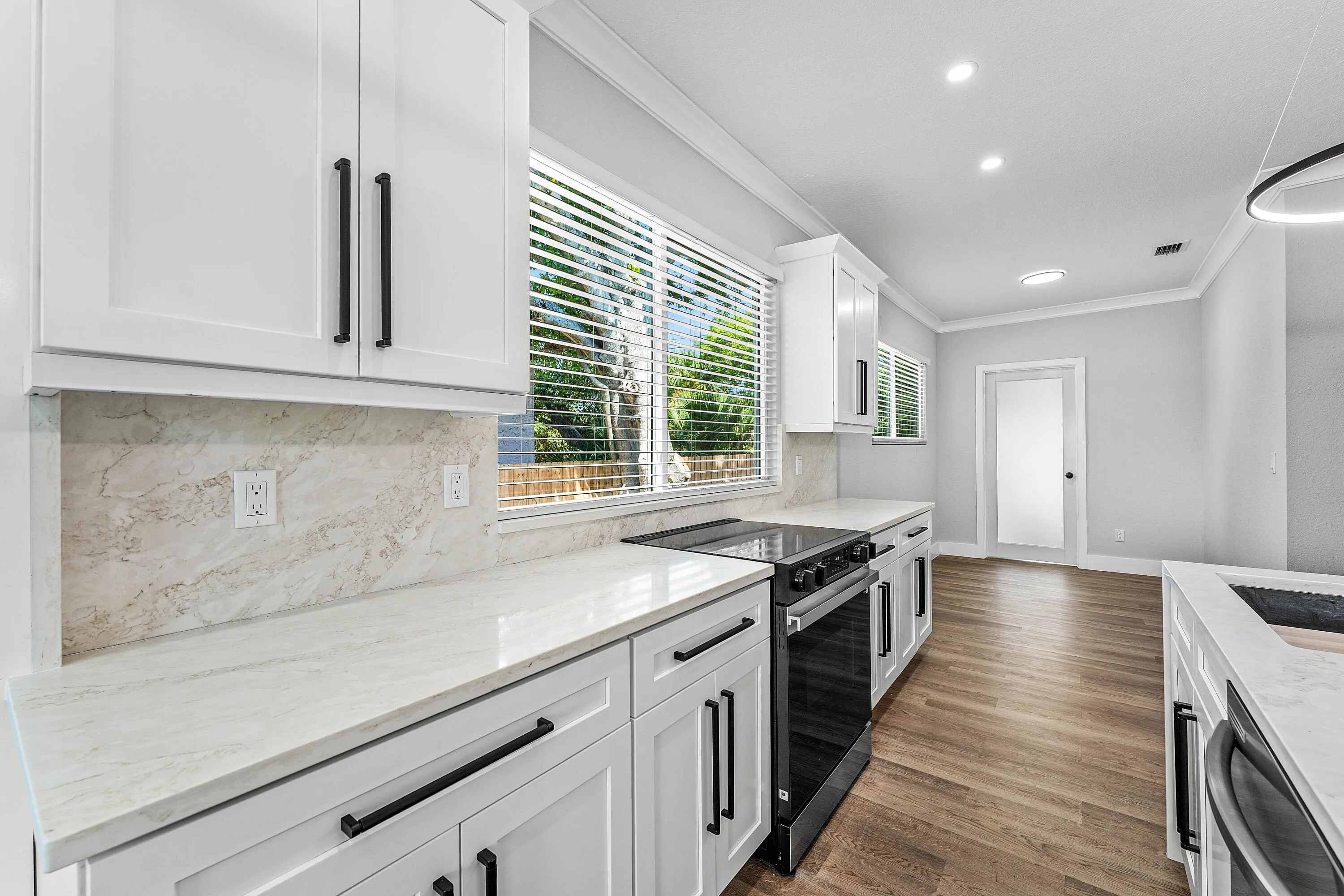 MODERN KITCHEN