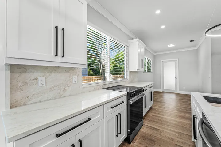 MODERN KITCHEN