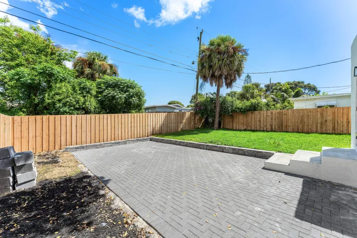 FULLY PRIVATE FENCED YARD