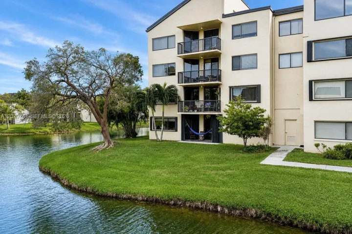 Atrium 6701 is the only that is waterfront on both sides of the Southeast corner, where this unit is located. That's why you have captivating views from every window!