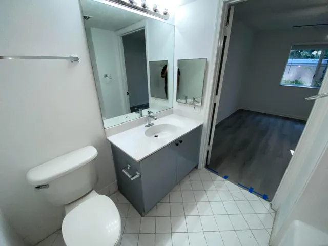 2nd Bathroom/ Guest Bathroom