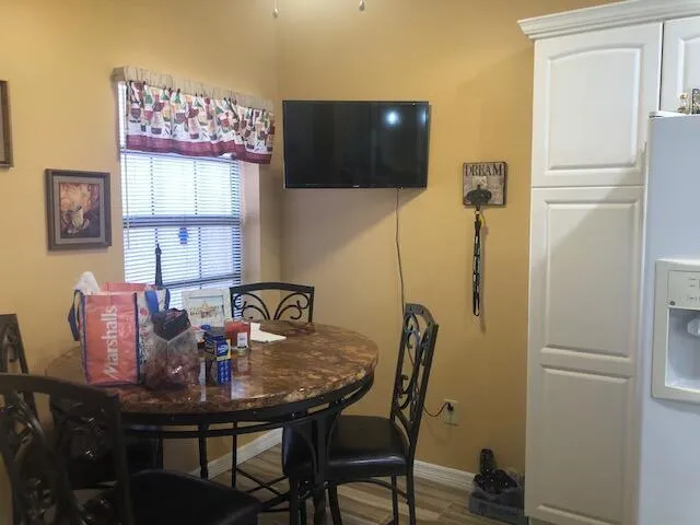 Eat-In Kitchen