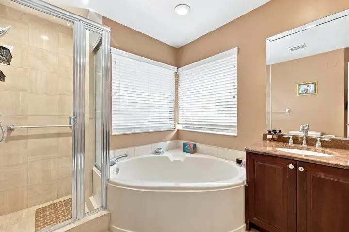 primary bathroom (3)