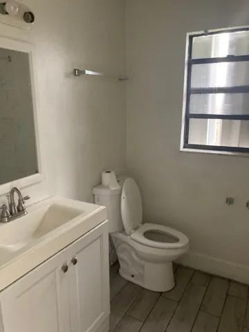 1565 BATHROOM 1