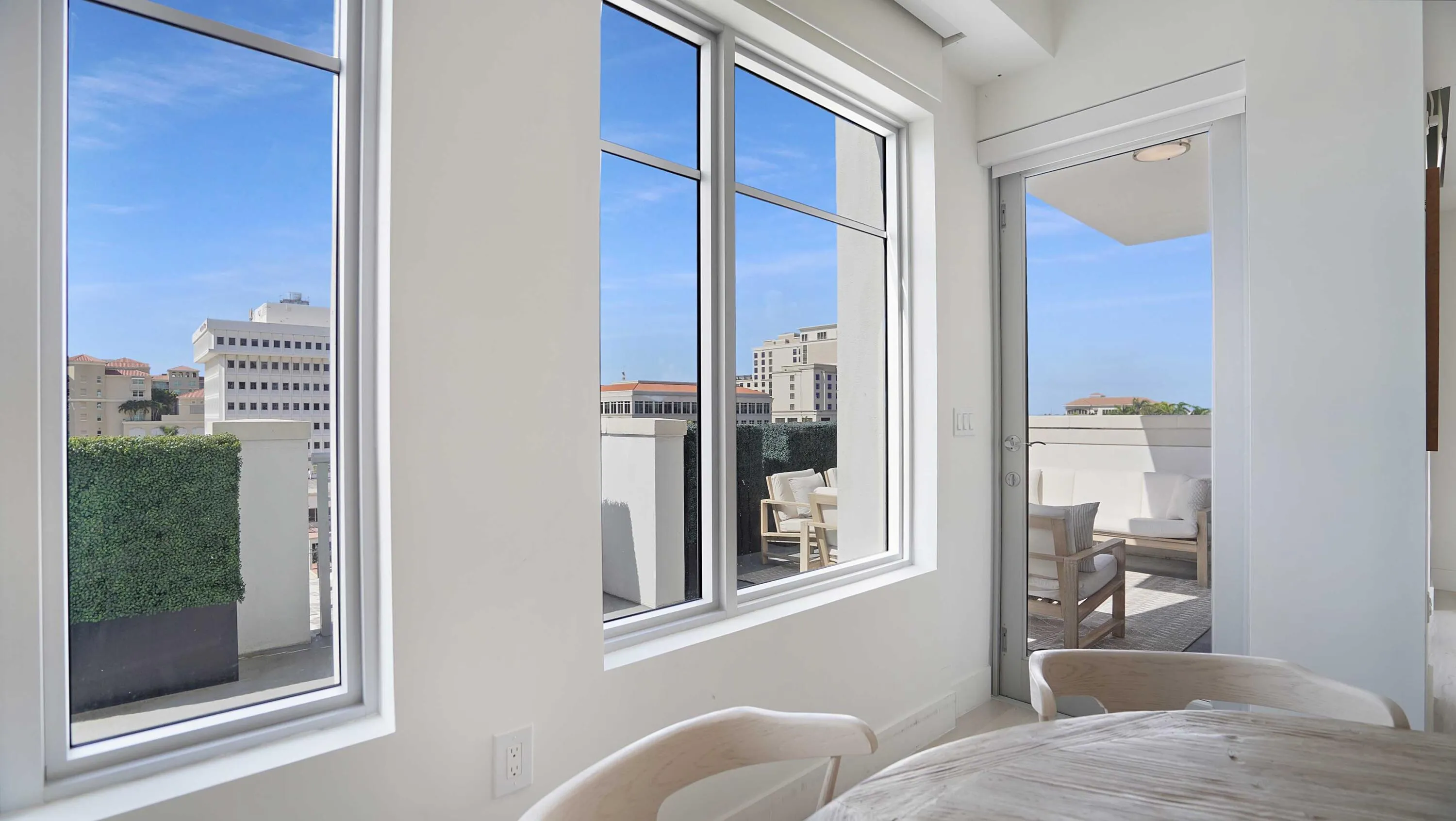Natural light draws the interior toward the residence’s south-facing outdoor spaces.
