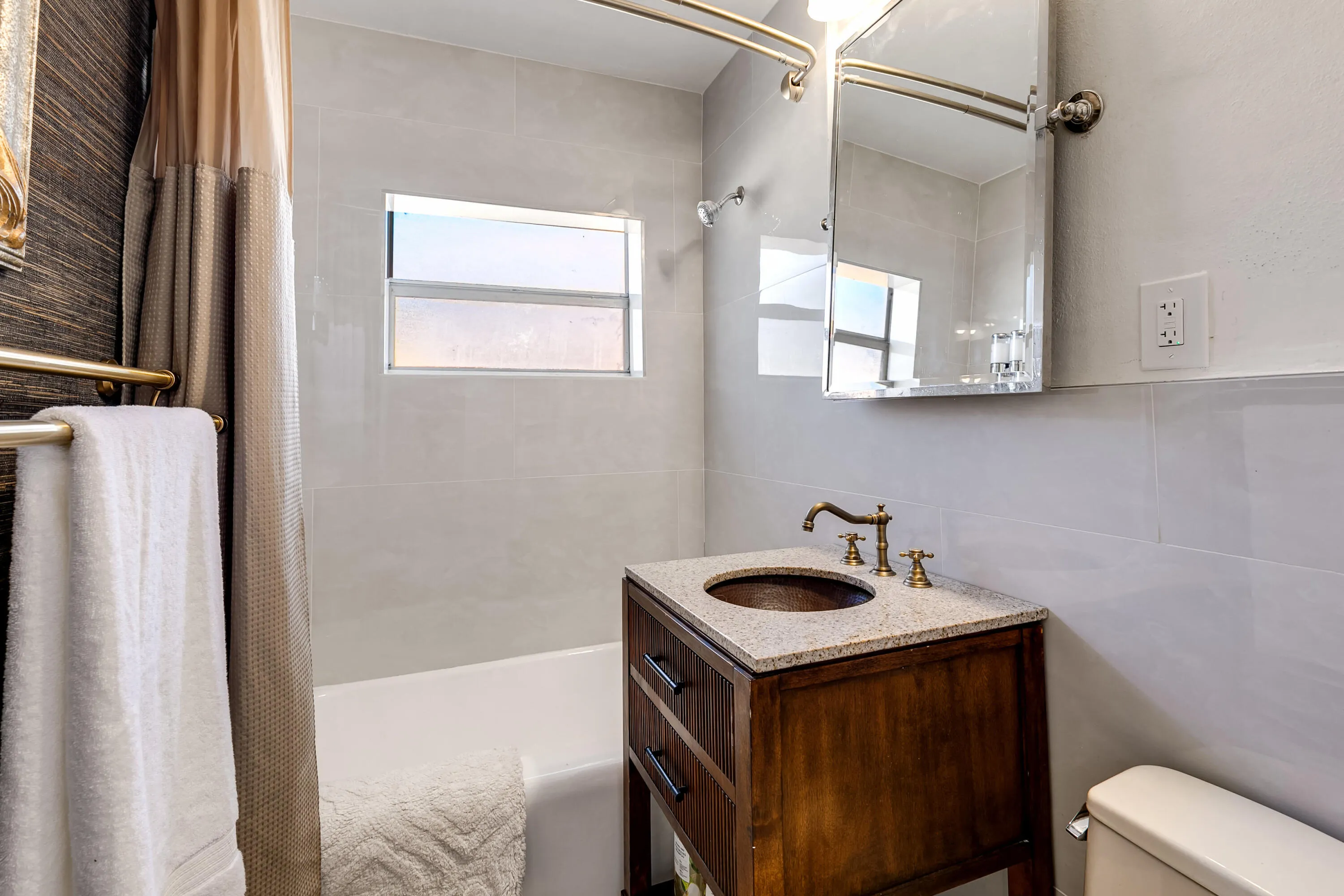 guest_bath_609SArnold Ave