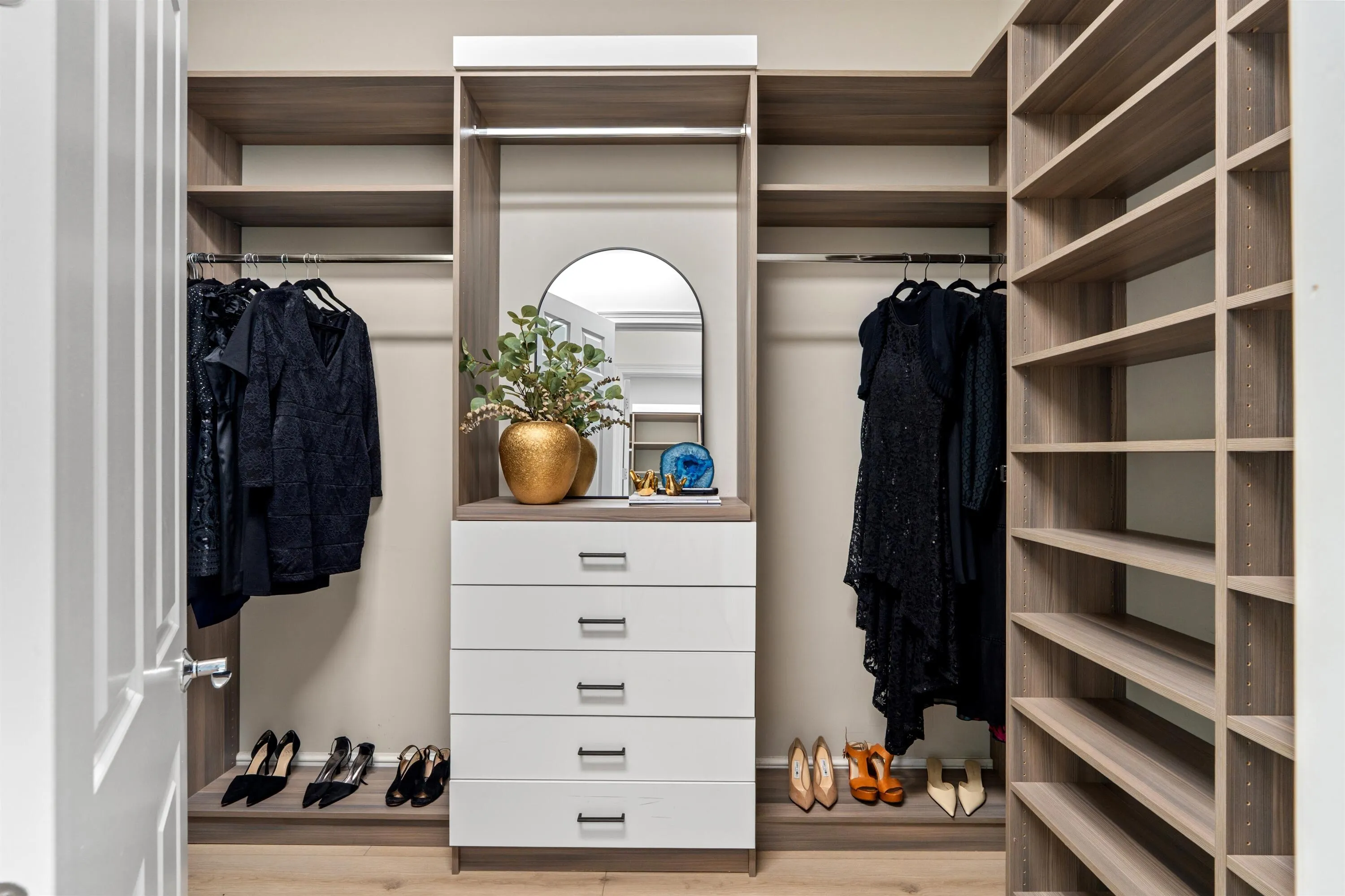 PRIMARY_CLOSET_2