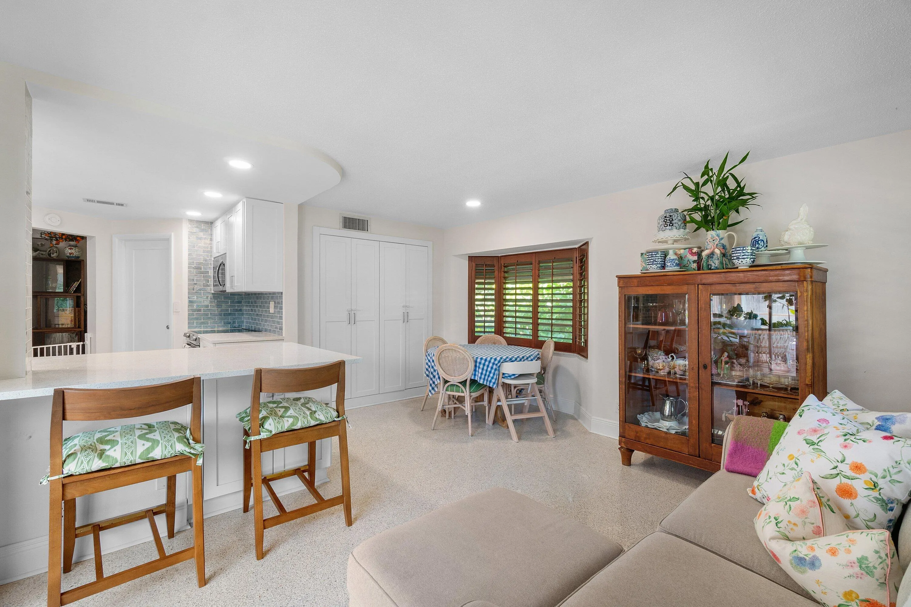 Breakfast/Dining area