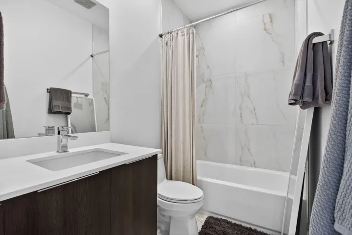 En Suite Bath for Third Bedroom