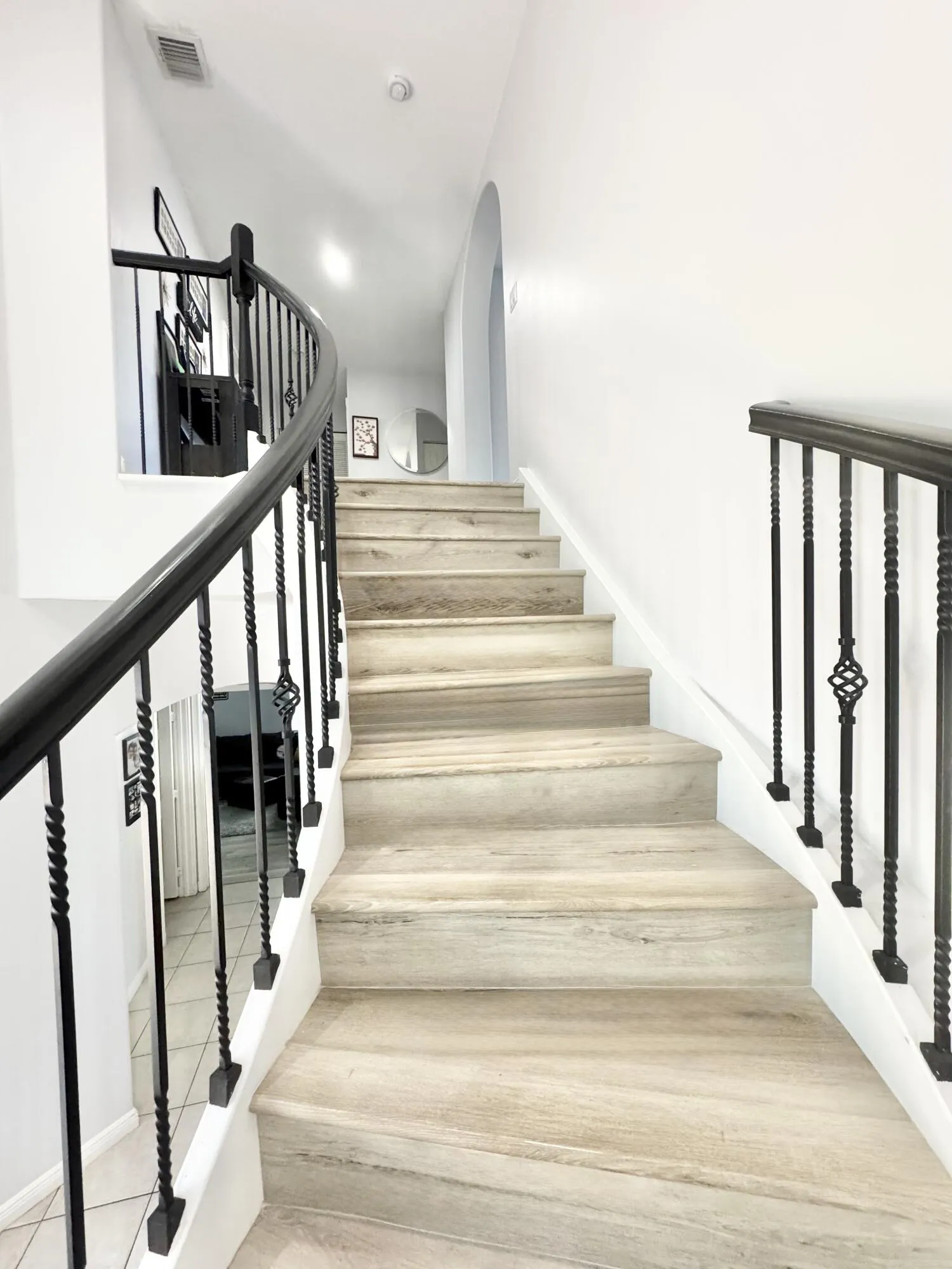 STAIRWAY WITH LAMINATE FLOORING