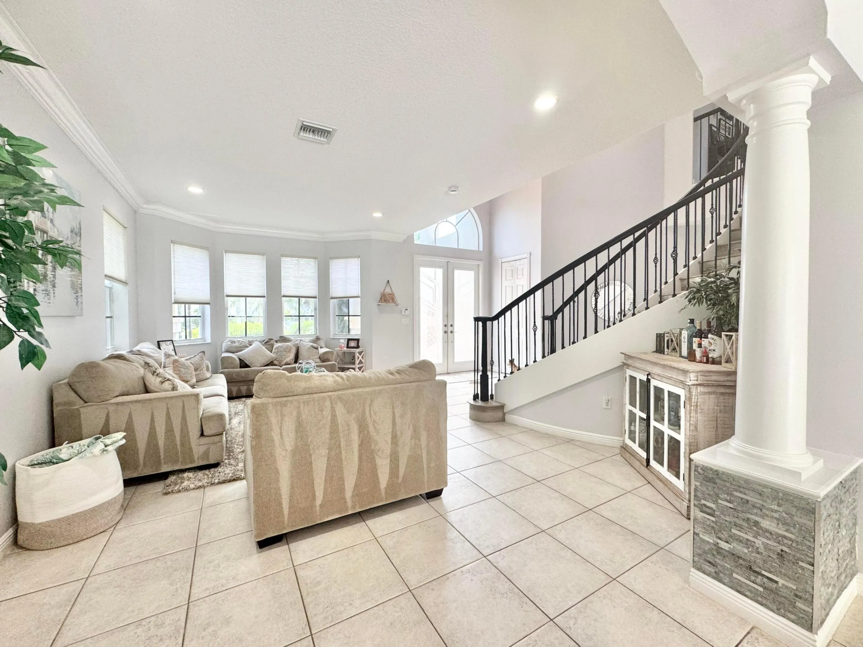 LIVING ROOM AREA