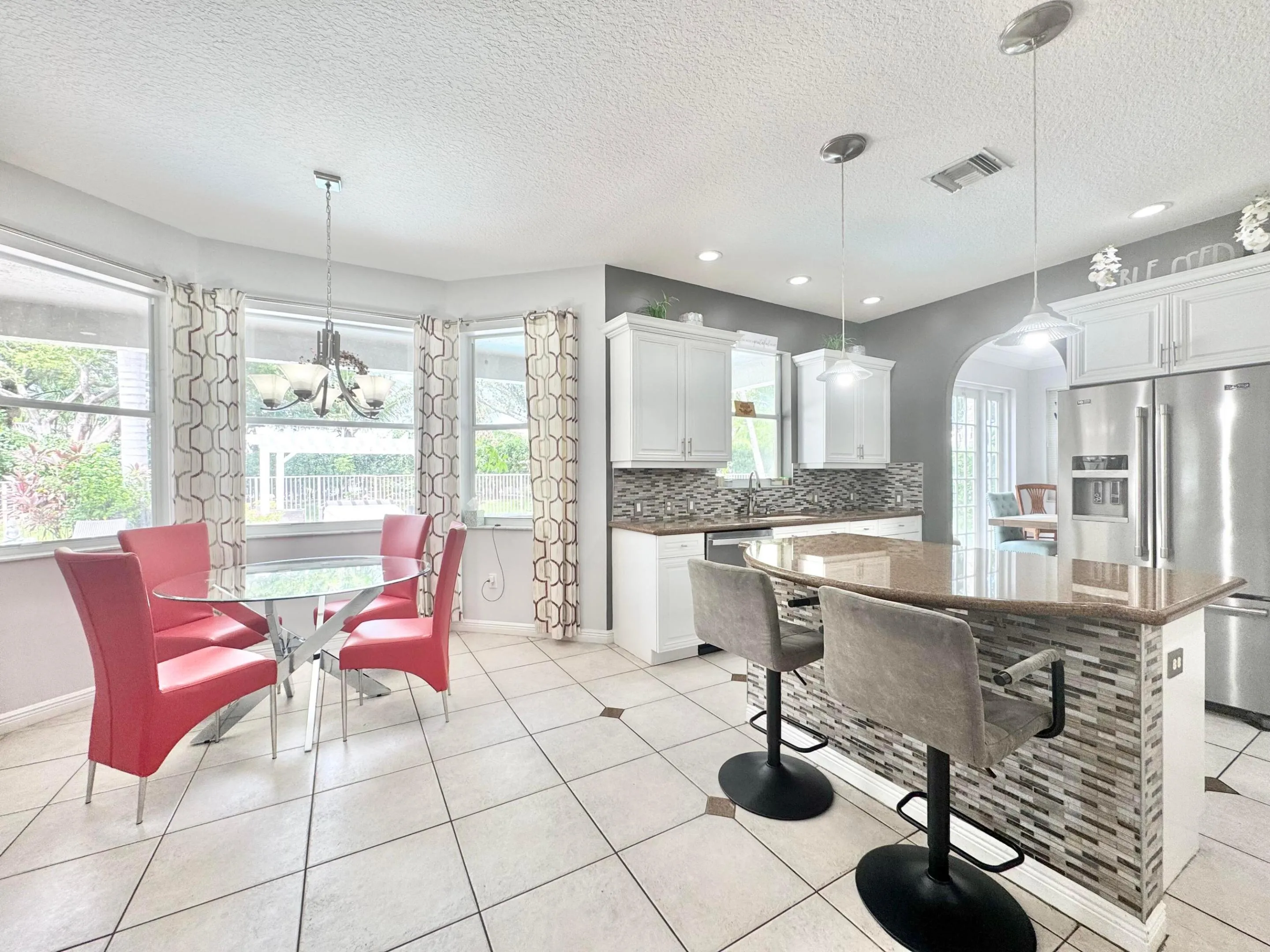 KITCHEN WITH DINING & ISLAND SEATING