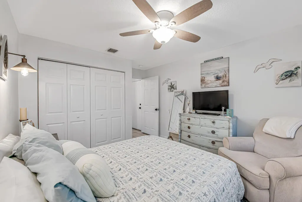 Integrated ceiling fan with light fixture, bi-fold closet doors, wall-mounted light fixture, and recessed lighting
