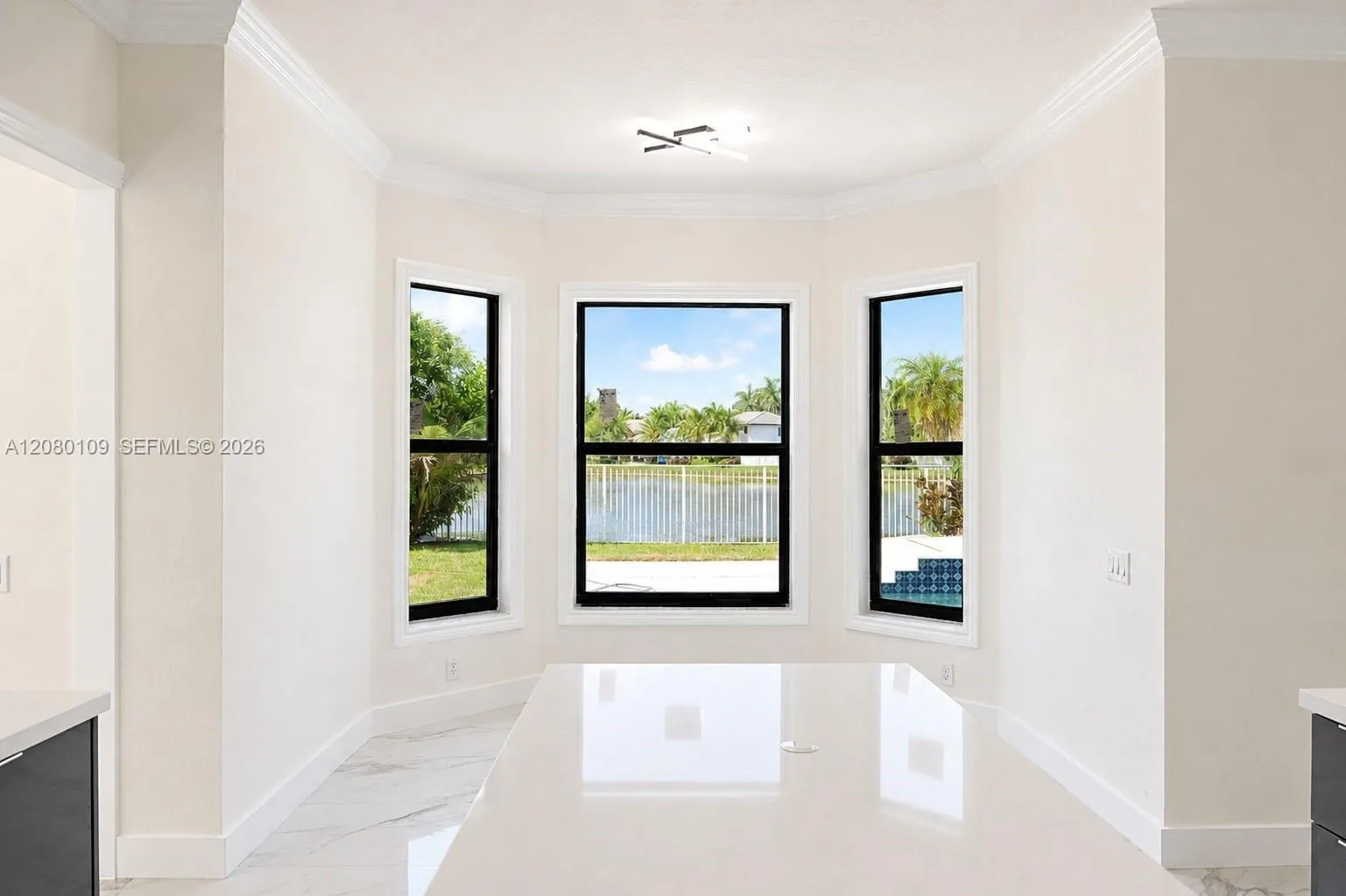 Breakfast Area – Lake View
