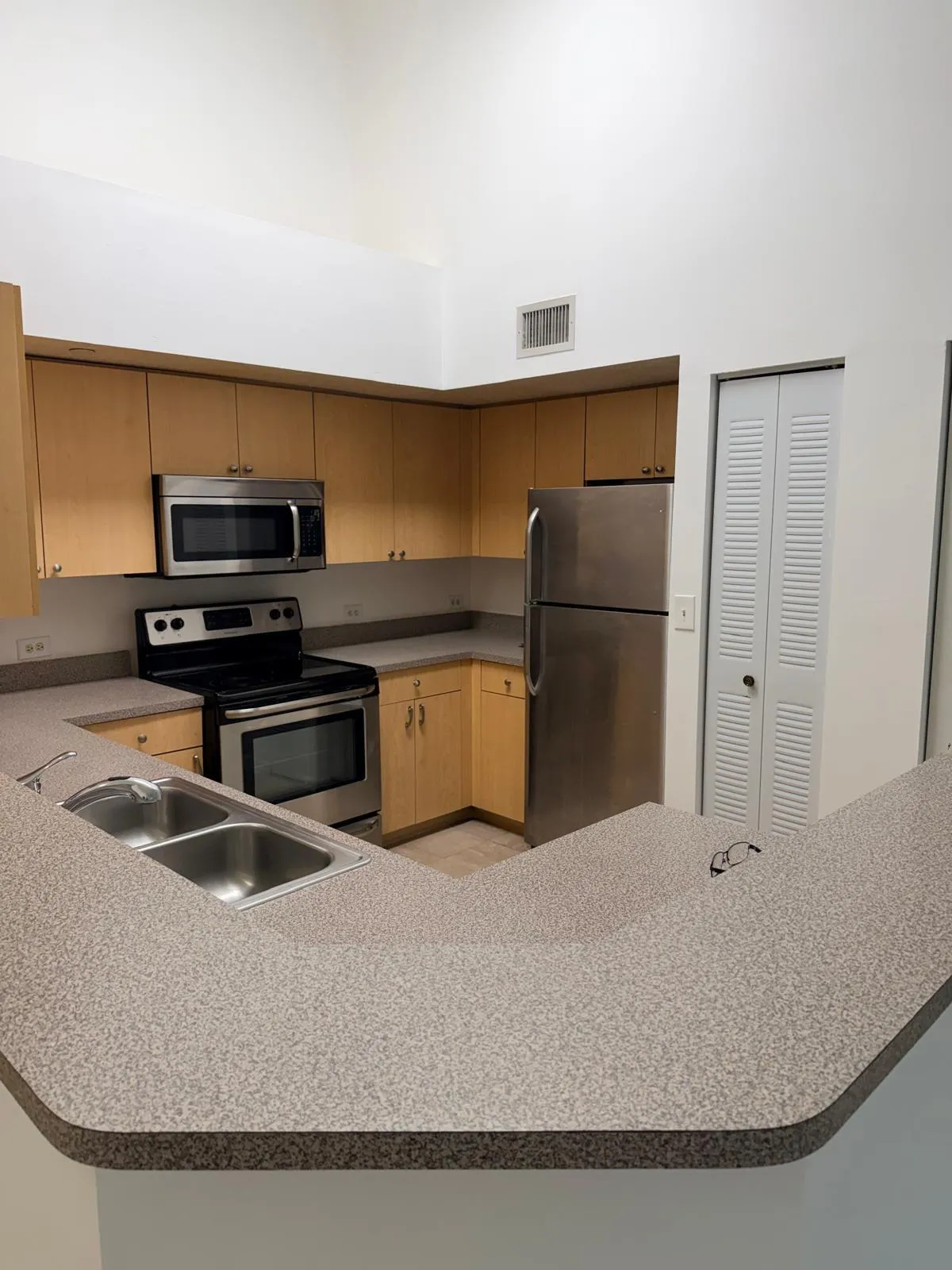 819 - Kitchen w Stainless Steel Applianc
