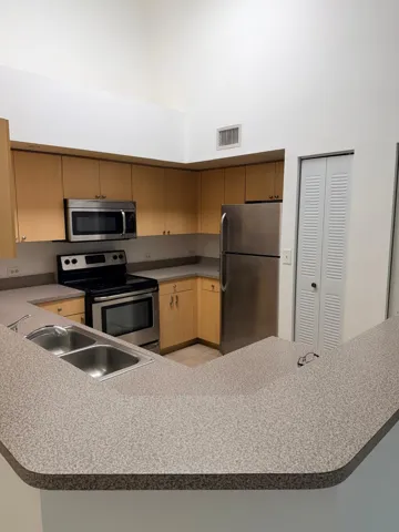 819 - Kitchen w Stainless Steel Applianc