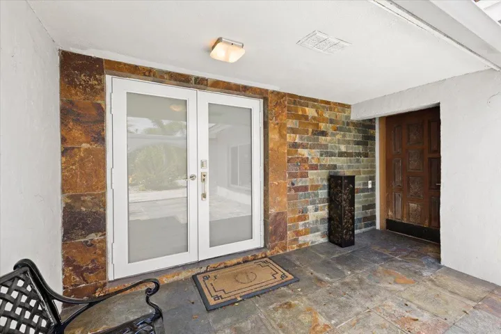 Entry with Side Extra