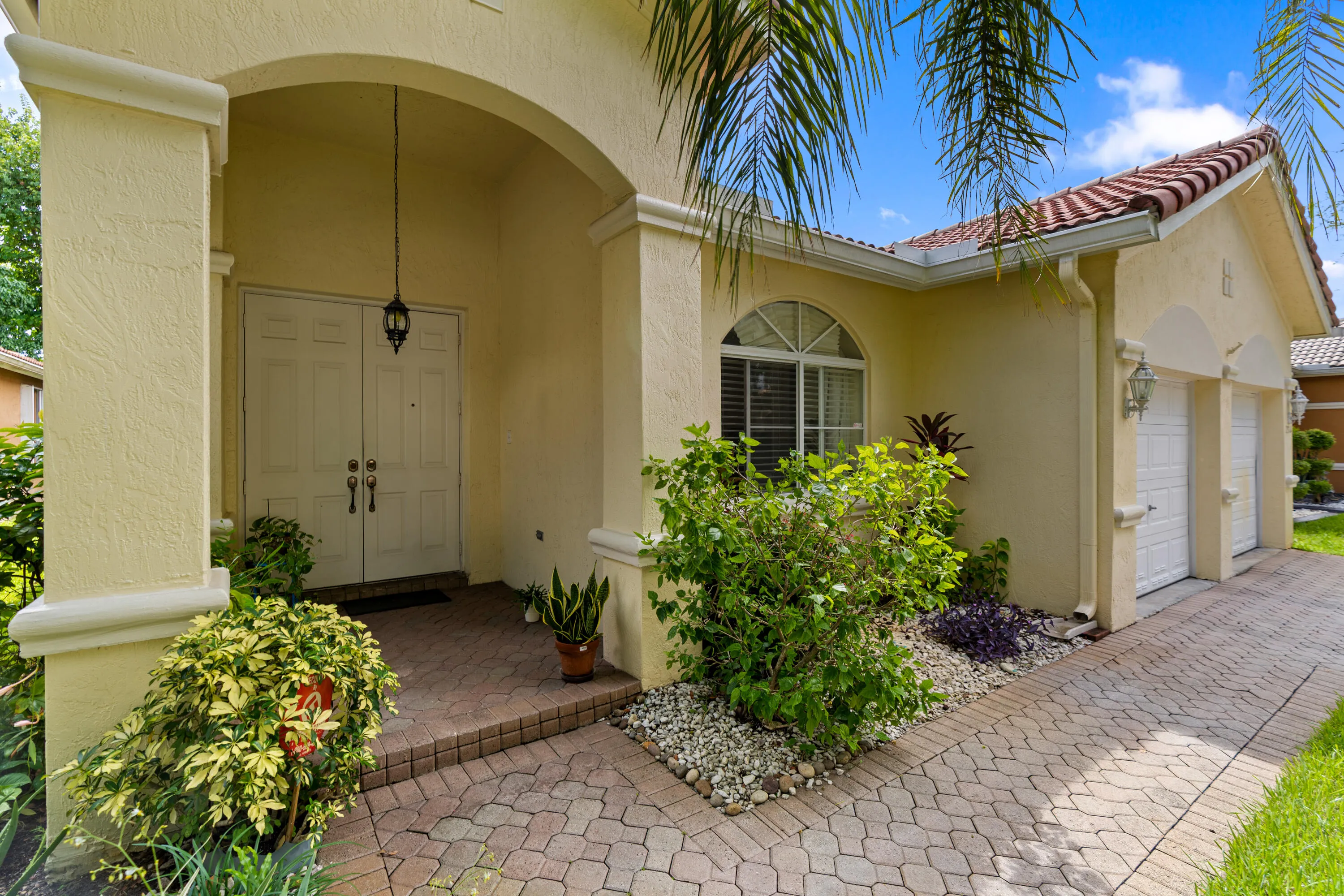 A wonderful opportunity to make this Melrose Cove -Monarch Lakes home your own. Welcome to Monarch Lakes!