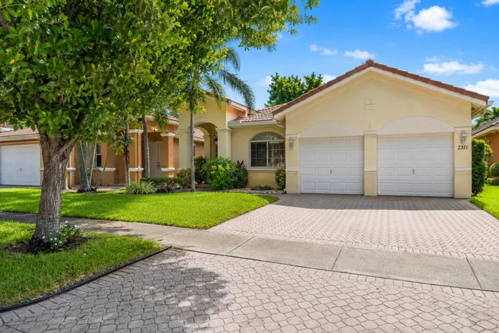 Just minutes from Pembroke Gardens, Pembroke Lakes Mall, shopping, dining and entertainment.