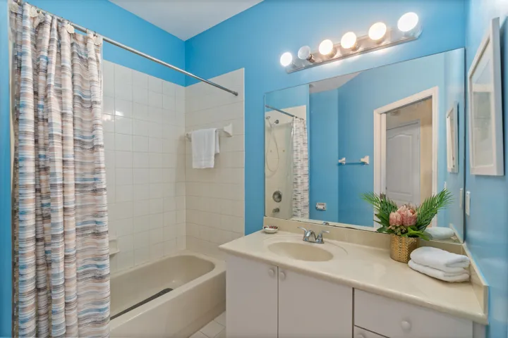 Full Guest Bath with Tub & Shower Combination