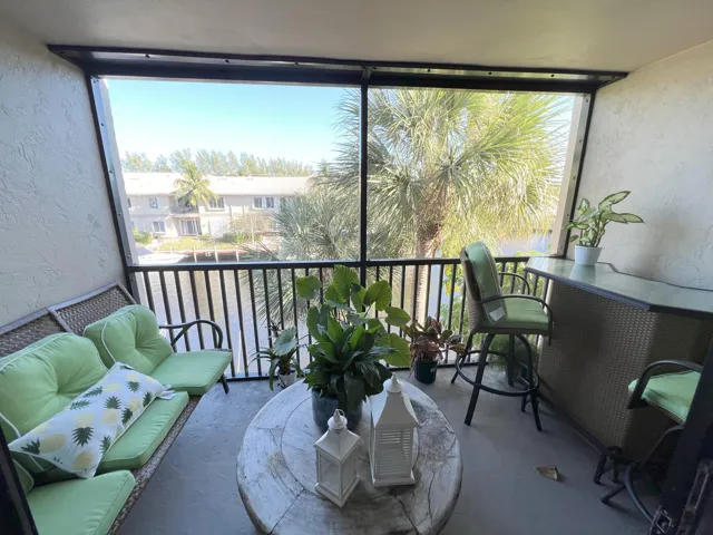 1 Royal Palm Way 305 Balcony