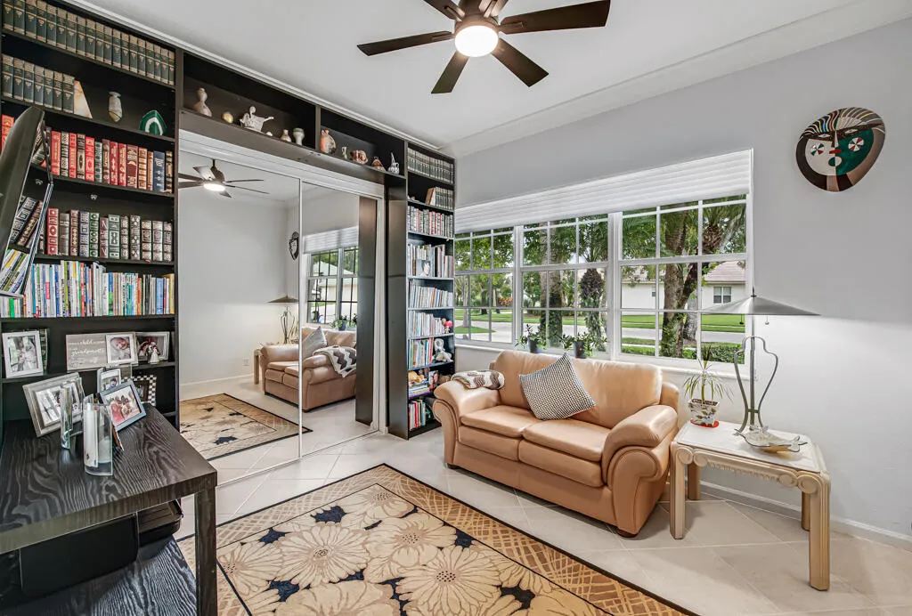 3rd bedroom with built in book shelves