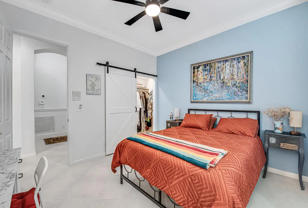 Guest bedroom with en-suite bath