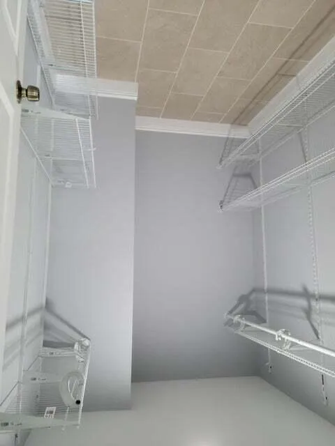 4010 Walking closet