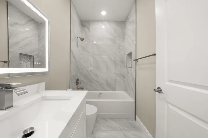 interior - second bathroom 2