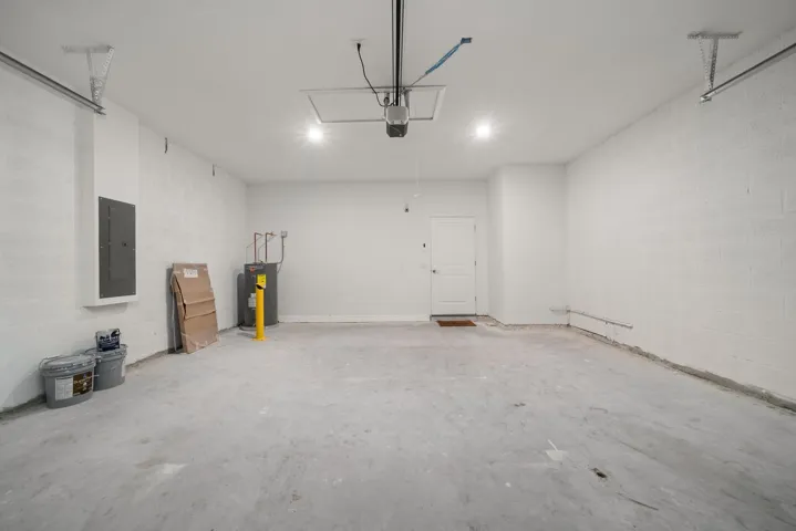 interior - garage 2