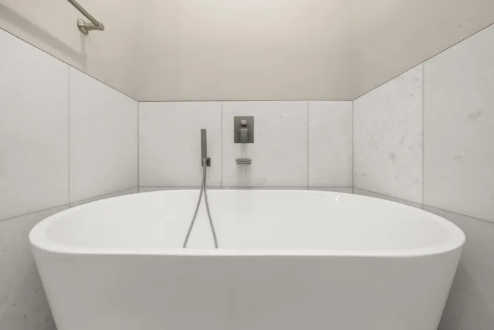 interior - master bathroom 8