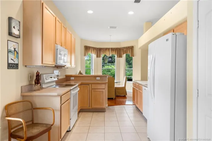 Kitchen with pantry and peninsula