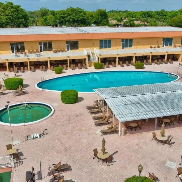 Clubhouse pool and Jacuzzi area 2 (2)