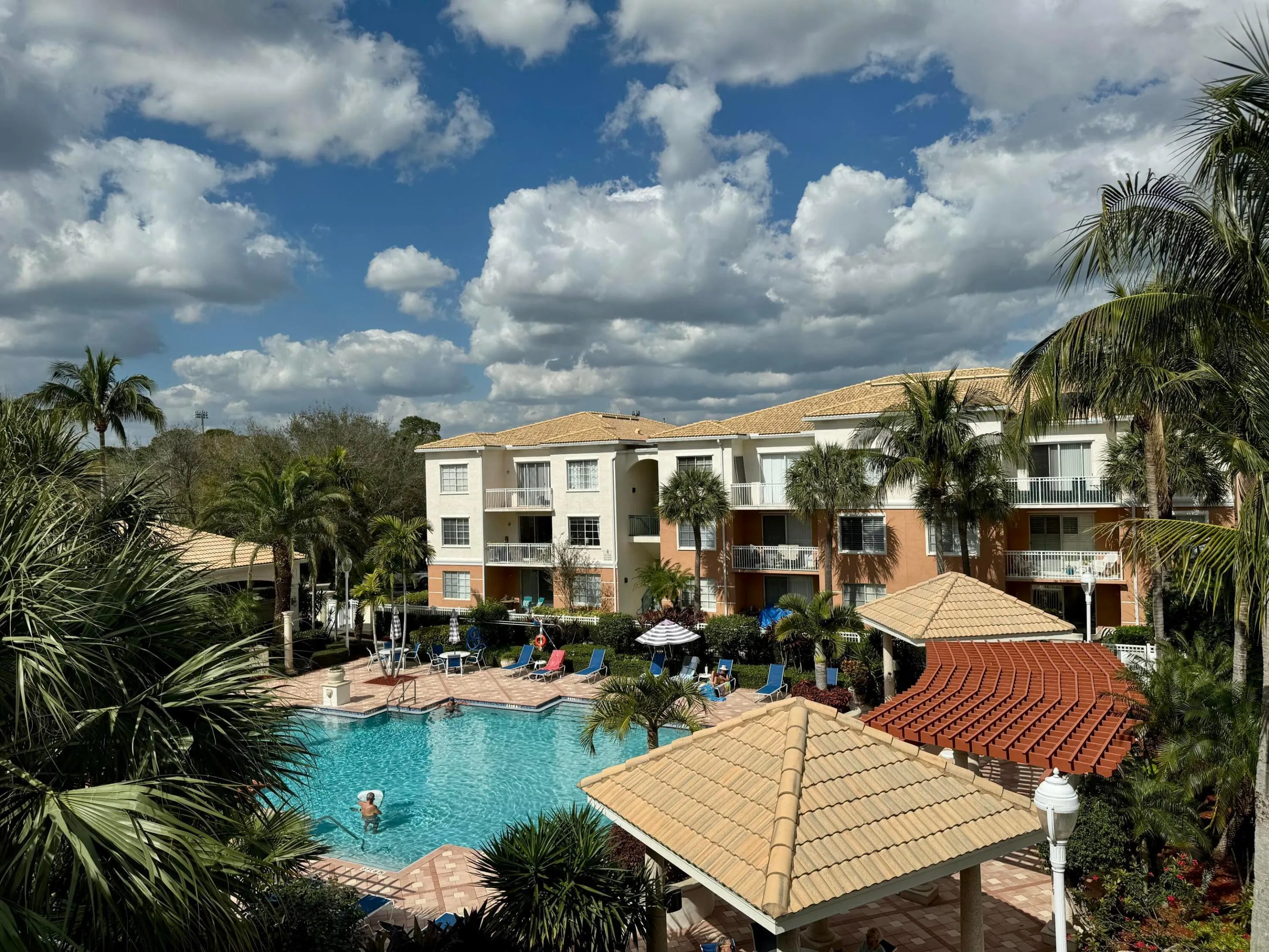 04 - Pool View