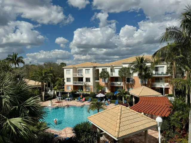04 - Pool View