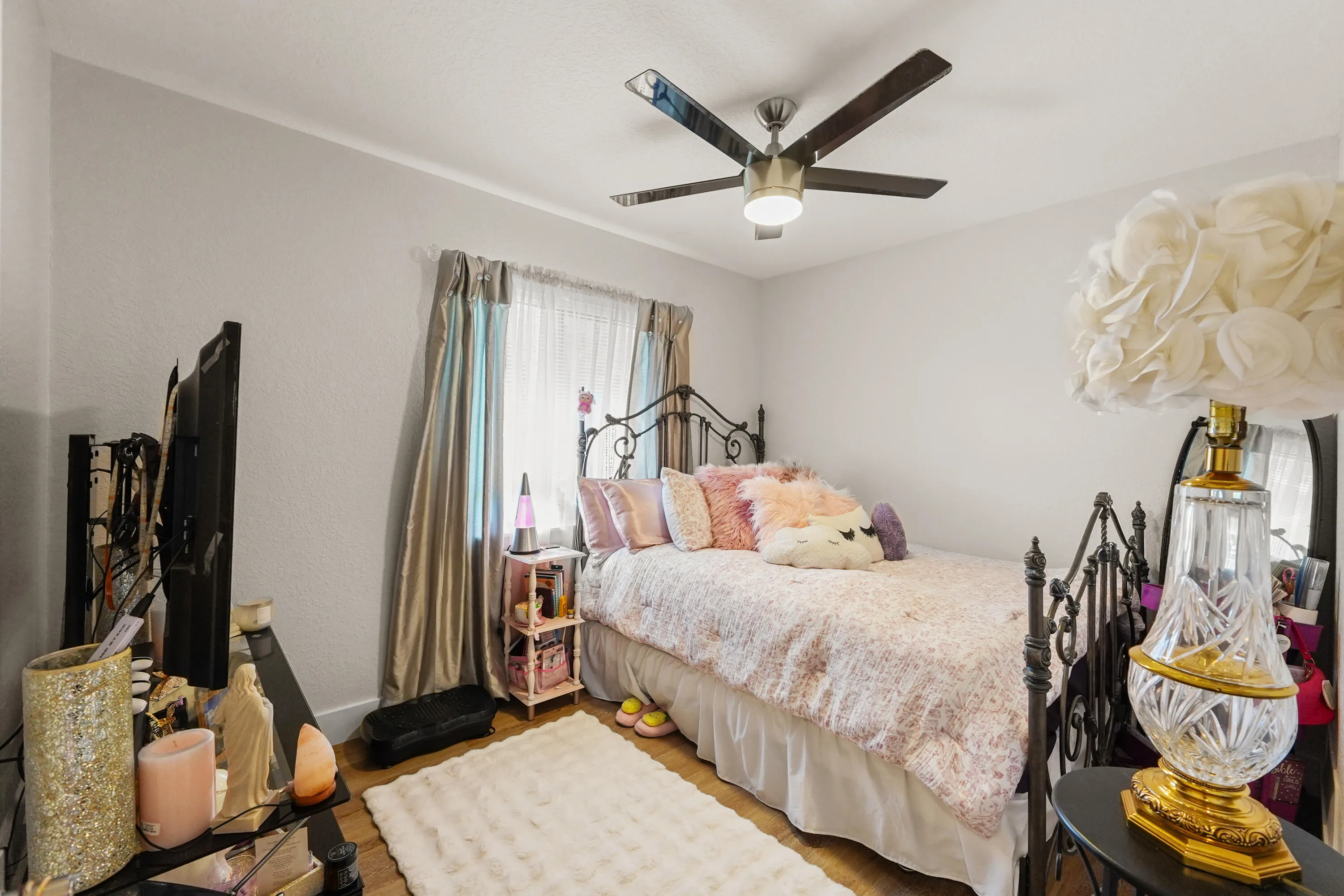 Guest bedroom 2 furnished