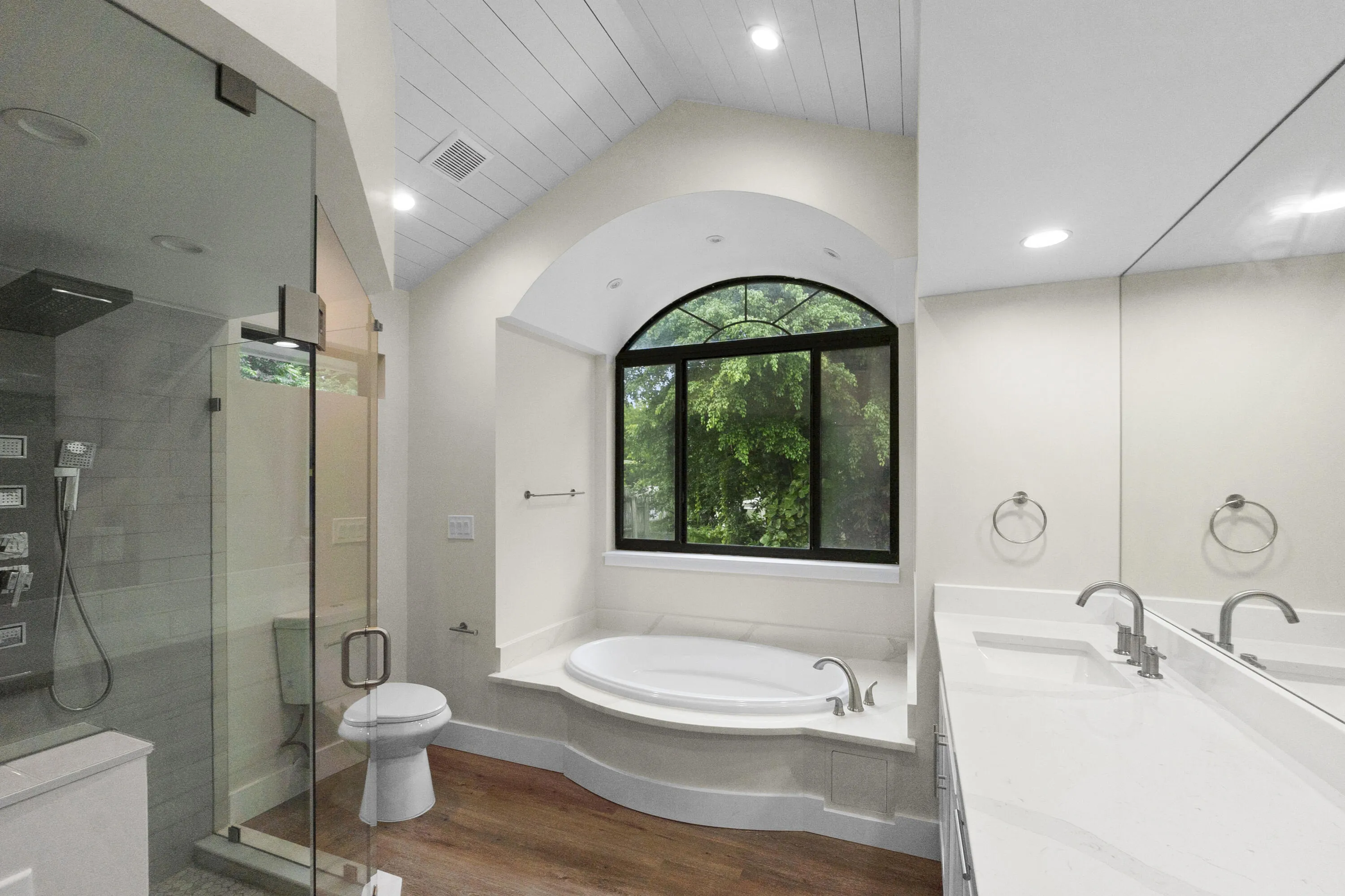 Separate tub/shower